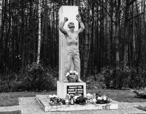 Pomnik-upamietniajacy-ofiary-zbrodni-w-Bialochowie
